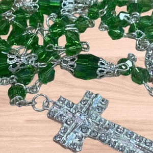 Katholieke rozenkrans, groene kristalkralen, ketting rozenkrans, het kruis met zirkoon, uit het heilige land van JERUZALEM, terra santa