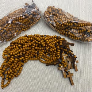 Vente en gros, chapelets en bois en vrac, 36 chapelets catholiques en bois d'olivier fabriqués à la main à partir de la terre sainte de Jérusalem (3 paquets x 12), Terra Santa