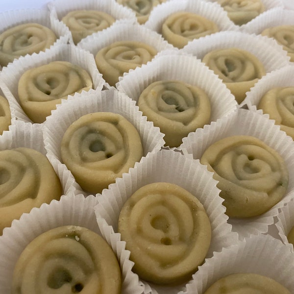 Frischer Marzipan in sorgfältiger Handarbeit aus Premium-Mandeln, Pistazien und anderen Zutaten hergestellt, vegane Produkte