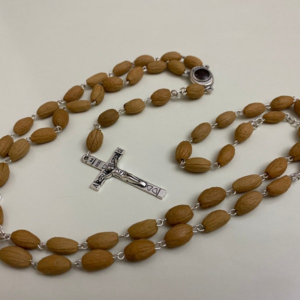 Chapelet catholique en perles de noyau d'olive faites à la main, croix en métal argenté, avec de la terre de la terre sainte de Jérusalem, collier chapelet