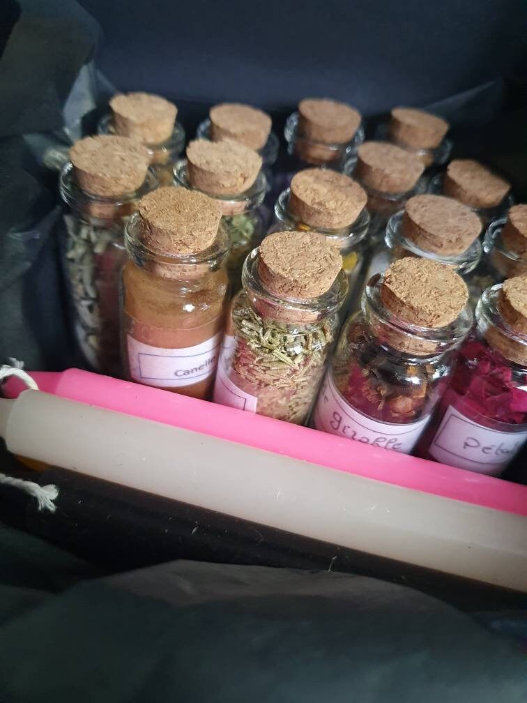 Mini Herboristerie Pour Sorcière en Voyage ou Débutante