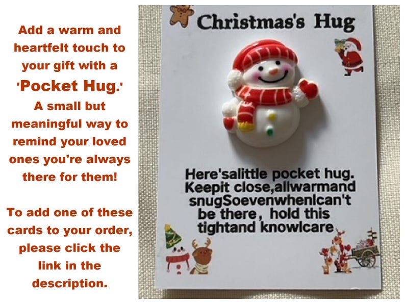 Peut inclure: Un bonhomme de neige blanc avec un chapeau et une &eacute;charpe rouges, tenant un c&oelig;ur rouge. Le texte dit "Christmas's Hug. Here's a little pocket hug. Keep it close, all warm and snug. So even when I can't be there, hold this tight and know I care."