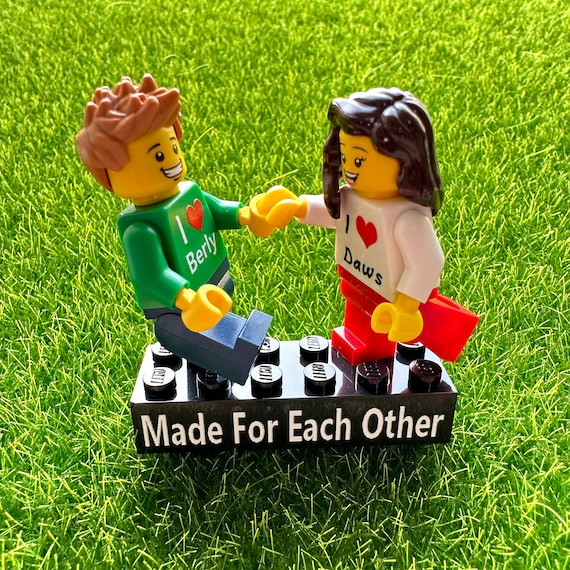 Deux mini-figurines personnalisées sur une brique personnalisée -  Fabriquées à partir de LEGO recyclés - Cadeau parfait pour la  Saint-Valentin 