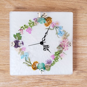 Horloge murale couronne de vraies fleurs séchées : blanc perle, 18 cm, mouvement silencieux