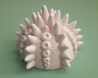 Marine HURCHSHELL in handmade white ceramic, wall decoration diam 13 cm artistic sculpture modern art design