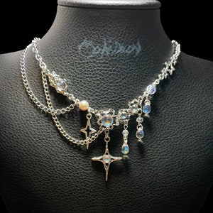 Collar de estrella cromado, joyería futurista Cybercore Frutiger Aero, accesorio Acubi de metal cristalino con estética grunge alternativa.