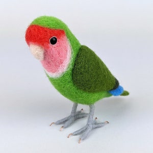 Needle Felted Peach-Faced Lovebird #1 – Wool Bird Sculpture, Poseable Legs, Handmade Fiber Art