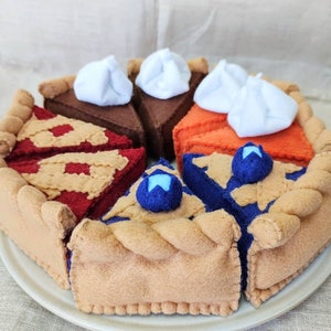 Ensemble pour tarte en feutre myrtille/cerise/potiron/chocolat Jeu de simulation en soie Dessert/boulangerie/cuisine Tourtes entières et moitiés en tissu Jeu de simulation alimentaire