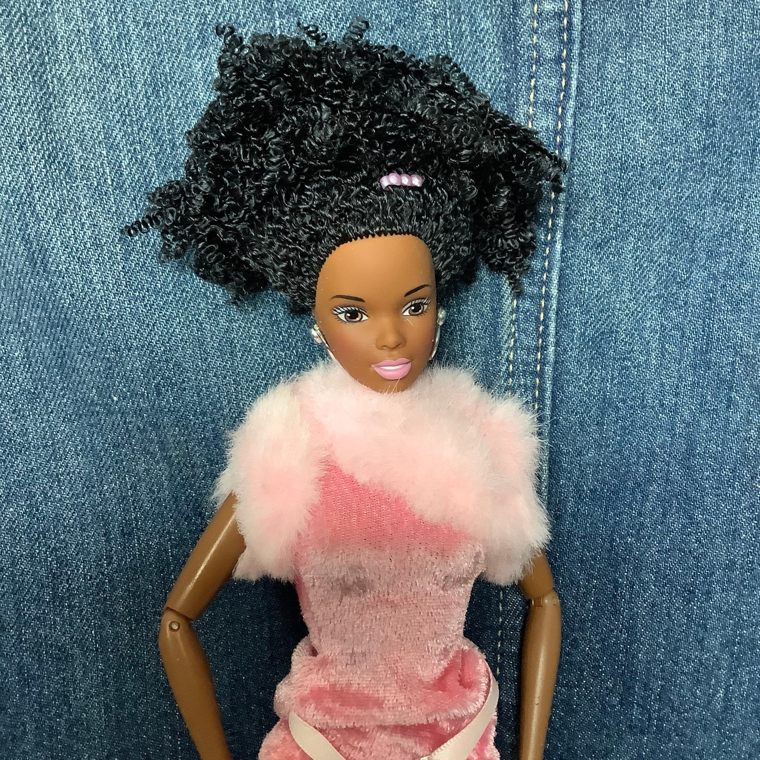 Barbie Noire Aux Yeux étoilés Avec Des Cheveux Afro Tressés Roses