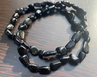 Pulsera de turmalina negra natural de grado AA con pepitas ovaladas elásticas: protección, repele la energía negativa y conexión a tierra