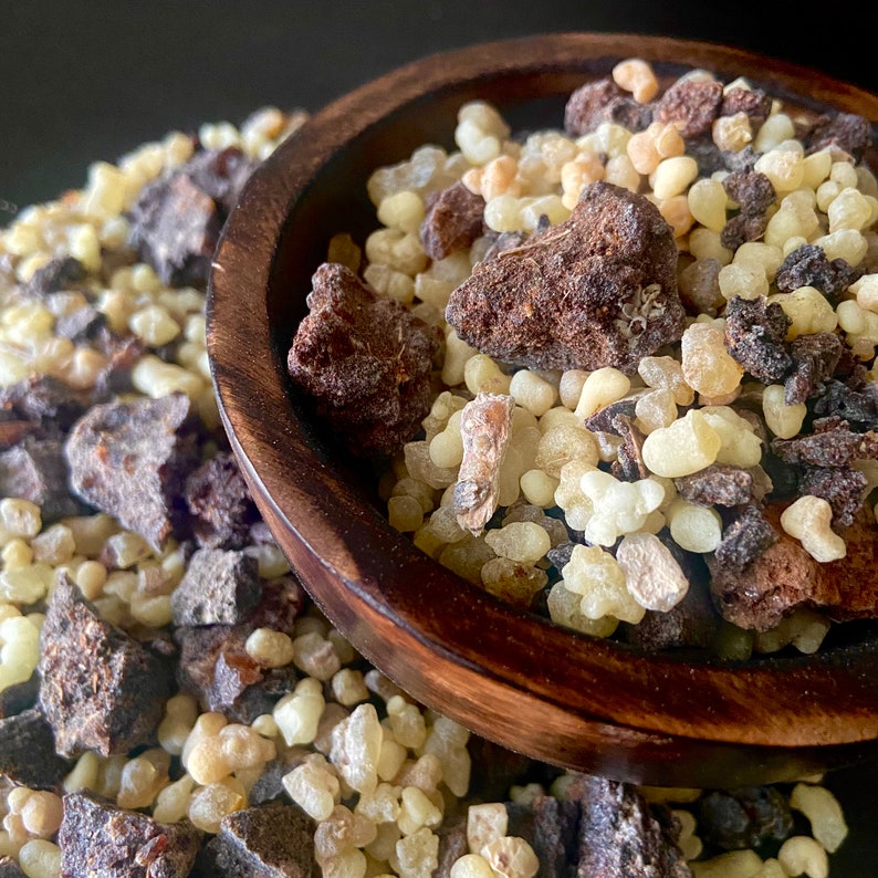 Puede incluir: Un cuenco de madera lleno de una mezcla de piezas de resina marr&oacute;n, beige y blanca. La resina se utiliza para incienso y es un ingrediente popular en las pr&aacute;cticas espirituales.