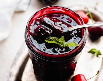 Compota de frutos rojos: una salsa de frutas espesa y fácil de preparar con cuchara para postres