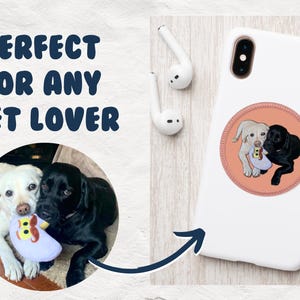 Pu&ograve; includere: Custodia per telefono bianca con un adesivo rotondo che mostra un cane bianco e nero con un giocattolo. L'adesivo ha uno sfondo pesca e un bordo di corda marrone. Il testo "PERFECT FOR ANY PET LOVER" &egrave; sul lato sinistro dell'immagine.