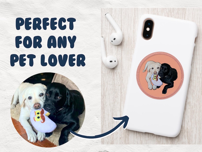 Pu&ograve; includere: Custodia per telefono bianca con un adesivo rotondo che mostra un cane bianco e nero con un giocattolo. L'adesivo ha uno sfondo pesca e un bordo di corda marrone. Il testo "PERFECT FOR ANY PET LOVER" &egrave; sul lato sinistro dell'immagine.