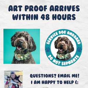 Pu&ograve; includere: Un cane marrone e bianco con un collare di fiori con il testo "SERVICE DOG ONBOARD DO NOT SEPARATE" in un cerchio blu con impronte di zampe.