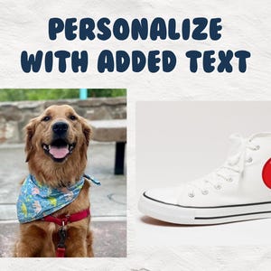 Pu&ograve; includere: Una scarpa bianca in tela alta con un cerchio rosso sul lato che presenta un golden retriever con un bandana blu. Il testo "Maisey" &egrave; stampato in bianco sul cerchio. La scarpa &egrave; su uno sfondo bianco.