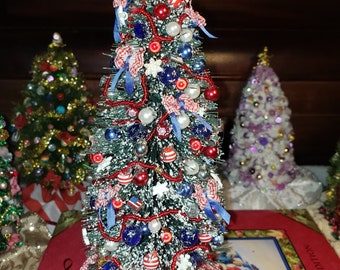 Albero di Natale in miniatura per una casa delle bambole