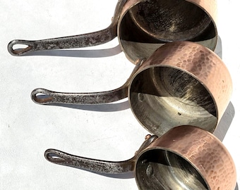 非常に良いヴィンテージのフランス製ハンマー加工銅製ソースパン/調理