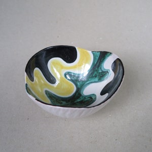 Vintage Edno of Denmark Studio Pottery Ceramic Bowl / 1960s Wavy Design / Edno, Danmark / Hand Painted Yellow Black Green / 5 3/4&quot; Diameter