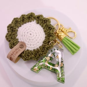Sleutelhanger met initiaal en kwastje, gepersonaliseerde lettersleutelhanger, gepersonaliseerde alfabetsleutelhanger, handgemaakte sleutelhanger van hars, sleutelhangers van hars