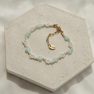 HANNA • BRACELET / minimal bracelet with real freshwater pearls and baby blue daisy flowers / pearl bracelet / gift for mum or girlfriend