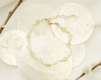 FREJA • BRACELET / Bracelet avec de vraies perles d’eau douce et des fleurs de marguerite vert clair / bracelet de perles / cadeau pour maman ou petite amie