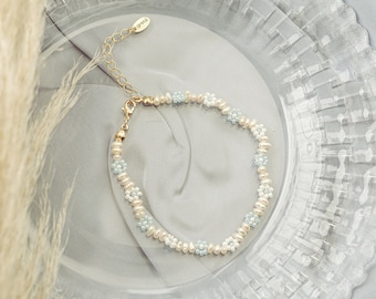 HANNA • BRACELET / minimal Bracelet with real freshwater pearls and baby blue daisy flowers / pearl bracelet / gift for mum or girlfriend