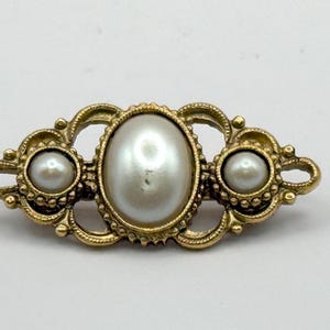 Vintage Pin Brooch Gold Toned Oval