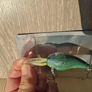 Deep- dive fishing bait with glitter