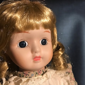 Vintage Porzellan Puppe - Weißes Blumenkleid - 18&quot; - Geschenk für Sie