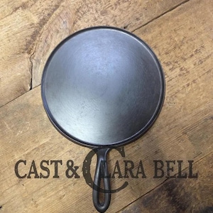 1880&#39;s Era one of a kind and hard to find.  Sidney Holloware &quot;Script&quot; Logo #8 Round Griddle.  A wonderful gift for you or a cast iron lover