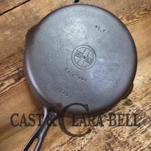 HTF Griswold No. 7 Cast Iron Skillet with Small Block Logo and Grooved Handle, 701  SC24