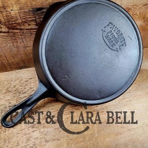 So unique!  1930&#39;s Favorite Piqua Ware #7 Cast Iron Skillet, Smiley Logo.