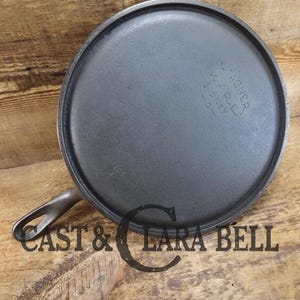 1930&#39;s Era Wagner Ware #9 Cast Iron Round Griddle, 1109 A.  Universal use in the kitchen and perfect size for small batches SC24