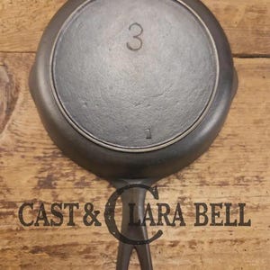 Early 1900&#39;s Lodge #3 Cast Iron Egg Skillet with Single Notch.  Perfect snack skillet or eggs for one!  Beautiful SC24