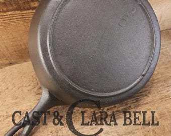 Hard to find in the Lodge Blob Series.  1930's Lodge #6 Cast Iron Skillet with 3 Notch Heat Ring. Raised Blob makers mark!