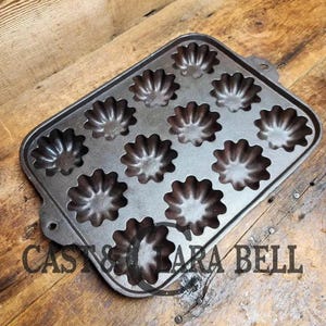 Gorgeous Lodge 12 cup Cast Iron Turk Head Gem Pan.