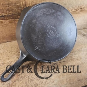 Hard to find 1920&#39;s era &quot;Center&quot; Stylized logo Wagner Ware #7 Cast Iron Skillet, 1057 A