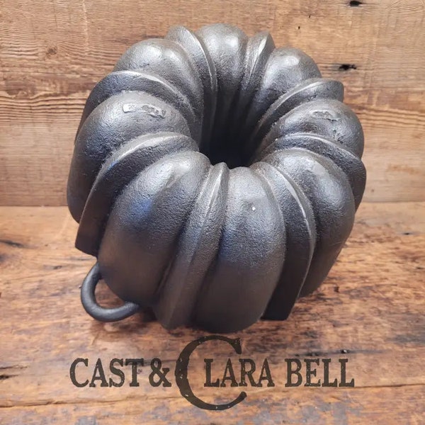 Great gift for the baker!  Early 1900's large German bundt style pan.