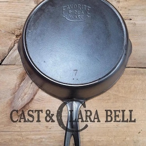 So unique!  1930&#39;s Favorite Piqua Ware #7 Cast Iron Skillet, Smiley Logo and double dot marking