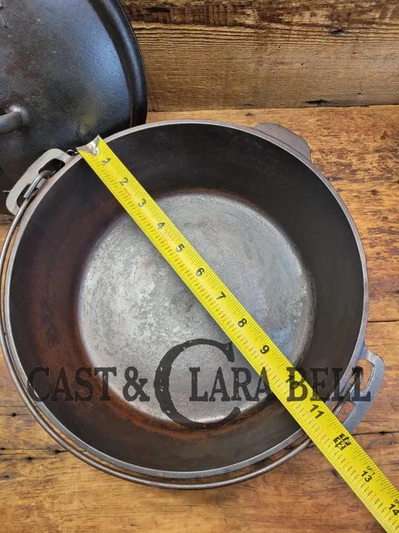1930's Wagner Ware #9 Round Roaster Dutch Oven (1270) With 1930's Wagner Ware #9 Round Roaster Dutch Oven (1270) With
