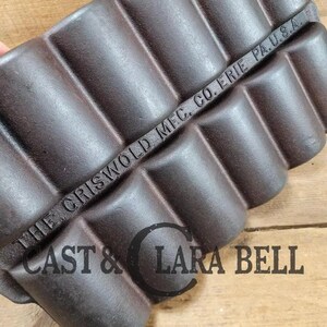 WOW.  Rare Variation 1, (Rarity 8 of 10) 1920's LARGE Griswold No. 15 French Roll Bread, 12 cup, 6138.  See Description