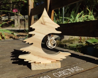 Tannenbaum aus Holz mit Kugel, Weihnachtsdekoration / Geschenkidee