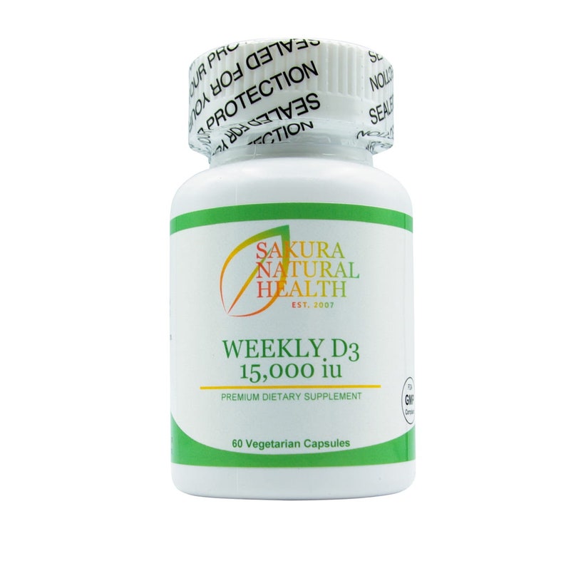 Peut inclure: Bouteille blanche avec une &eacute;tiquette verte indiquant "Sakura Natural Health" et "Weekly D3 15,000 iu". La bouteille est un compl&eacute;ment alimentaire contenant 60 capsules v&eacute;g&eacute;tariennes.