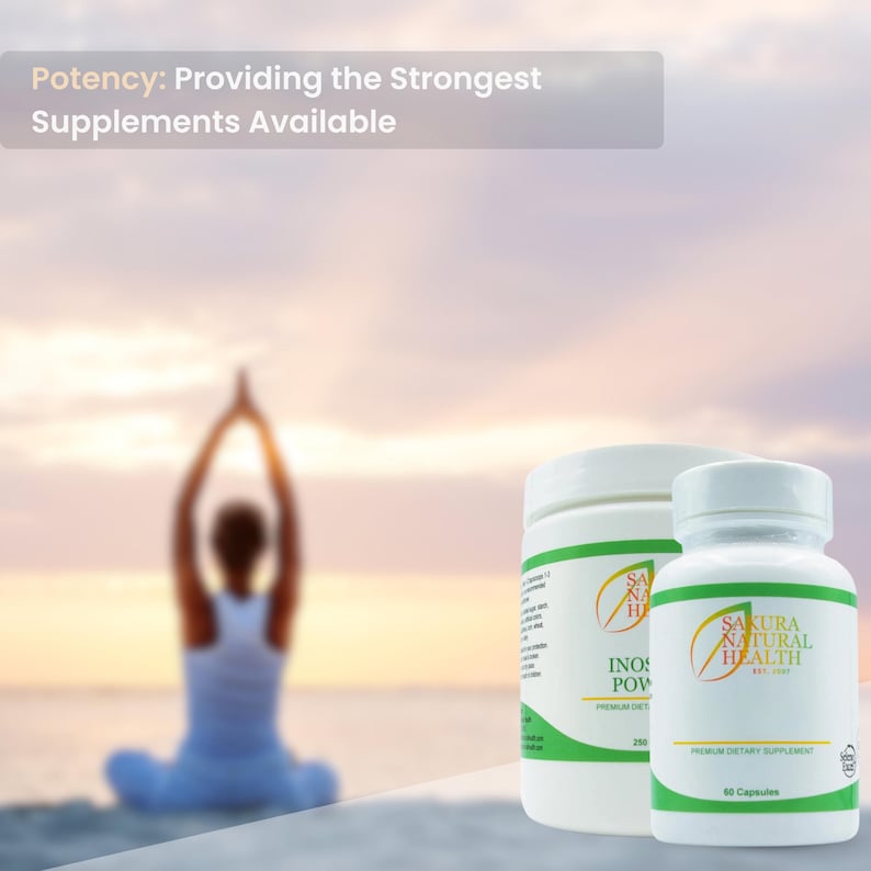 Peut inclure: Deux flacons blancs de compl&eacute;ments alimentaires avec des &eacute;tiquettes vertes. Le plus grand flacon indique "Sakura Natural Health" et "INO POW". Le plus petit flacon indique "Sakura Natural Health" et contient 80 capsules.
