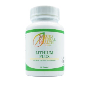 Puede incluir: Botella blanca con una etiqueta verde que dice "Sakura Natural Health Est. 2007 Lithium Plus Suplemento diet&eacute;tico premium 55 gramos".