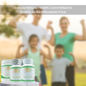 Puede incluir: Tres frascos blancos de suplementos diet&eacute;ticos con etiquetas verdes que dicen "Sakura Natural Health" y presentan un dise&ntilde;o de hoja verde. Los frascos est&aacute;n sobre una superficie blanca frente a una imagen borrosa de una familia.