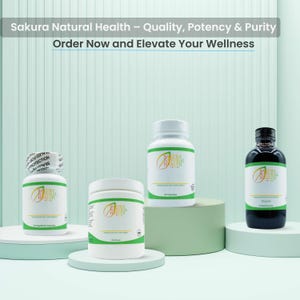 Puede incluir: Cuatro botellas blancas con etiquetas verdes y el texto "Sakura Natural Health" en ellas. Las botellas est&aacute;n dispuestas sobre una superficie blanca con un fondo azul claro. El texto "Calidad, Potencia & Pureza" y "Ordene ahora y eleve su bienestar" se muestra en la parte superior de la imagen.