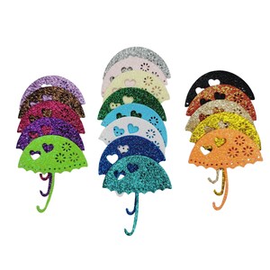 Può includere: Assortimento di 12 forme di ombrello di carta decorative ricoperte di glitter con un design a forma di cuore ritagliato. Ogni ombrello è di un colore diverso, tra cui rosa, verde, blu, viola, arancione e oro.