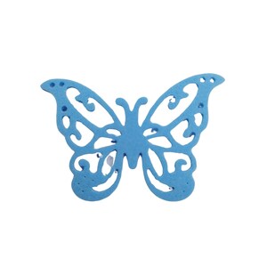 Op de afbeelding: Een lichtblauwe vilt vlinder met een uitgesneden ontwerp. De vlinder is een decoratief knutselwerk.